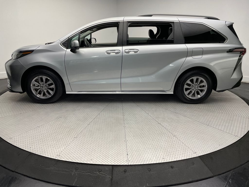 2023 Toyota Sienna XLE 8