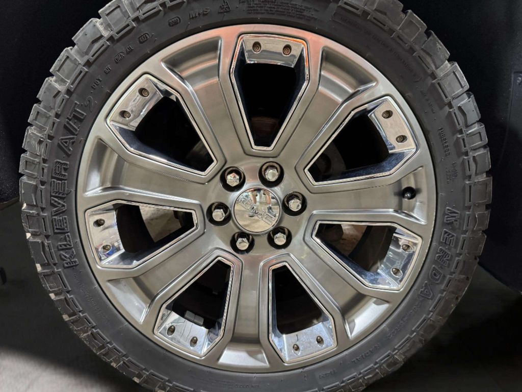 Used 2016 White Frost Tricoat GMC Denali image 34