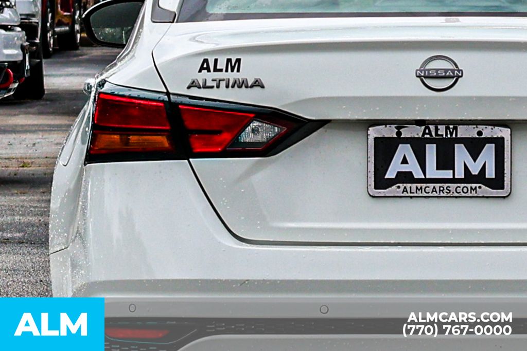 Used 2025 White Nissan 2.5 SV image 13