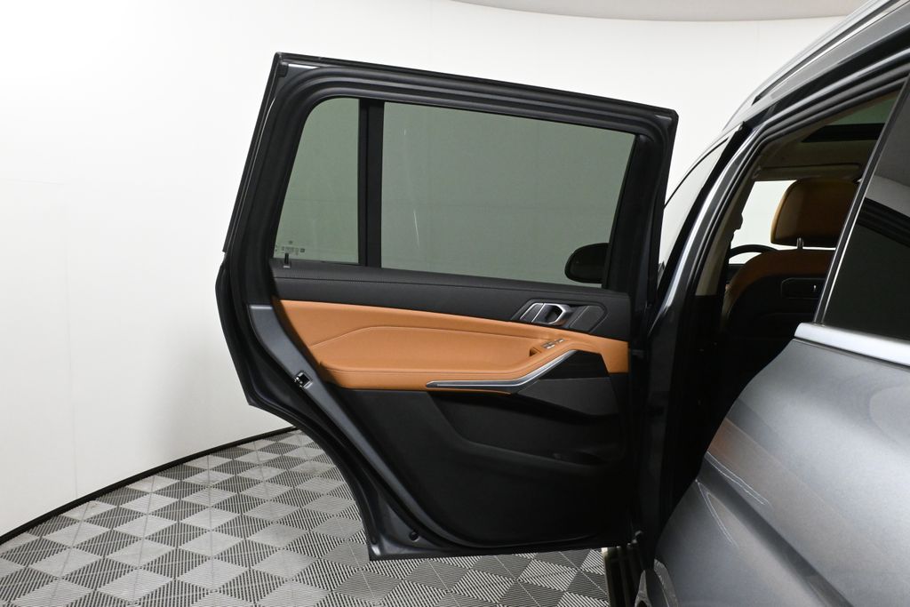 Thumbnail: 2024 BMW X7 - 32