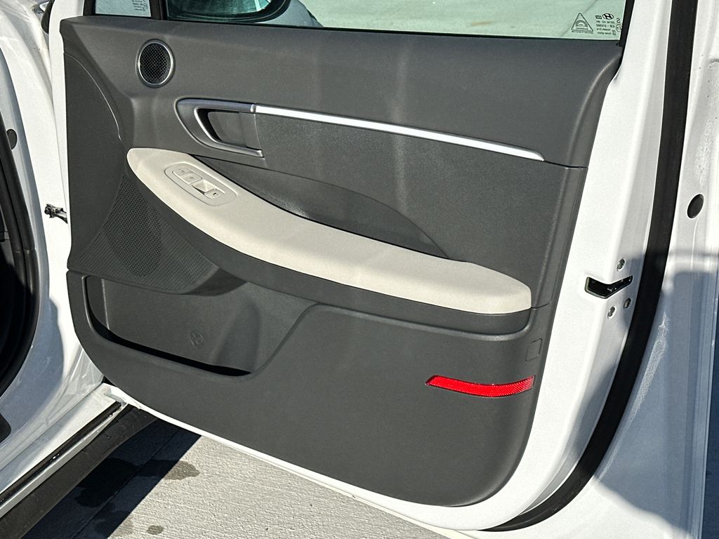 New 2025 White Hyundai SE image 15