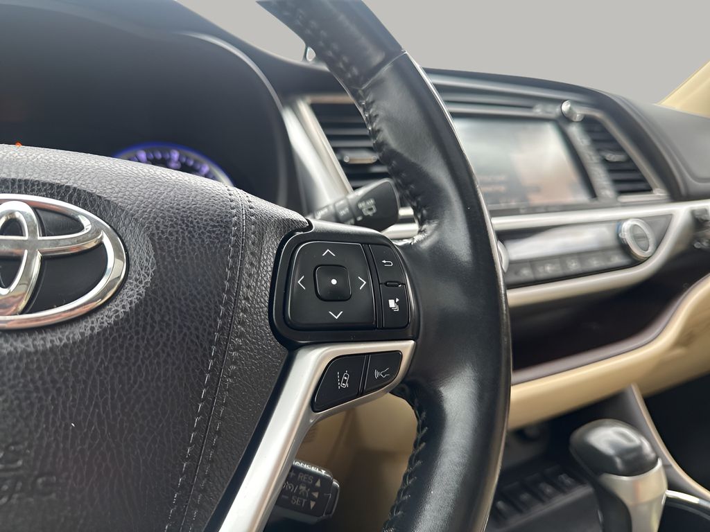 Used Car 2019 Toyota Highlander  Xle For Sale Under $25,000 In Austin, Texas