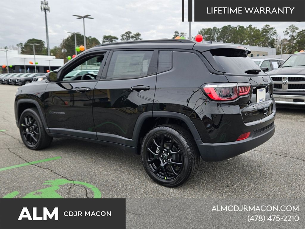 New 2026 Diamond Black Crystal Pearlcoat Jeep Latitude image 10