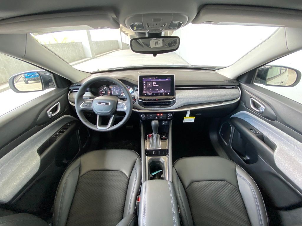 New 2022 Bright White Clearcoat Jeep Latitude image 29