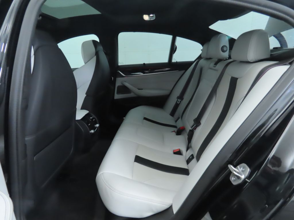 Thumbnail: 2022 BMW M5 - 22