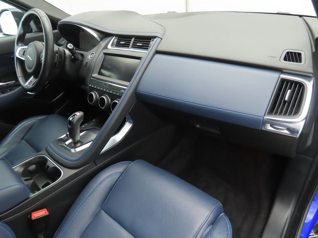 Thumbnail: 2018 Jaguar E-Pace - 17