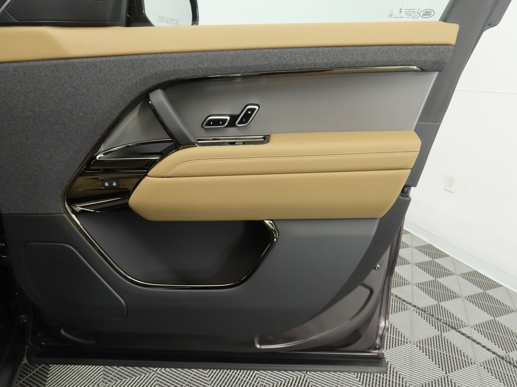 Thumbnail: 2025 Land Rover Range Rover Sport - 25