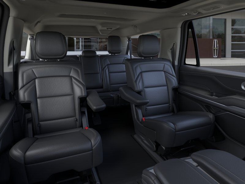 Thumbnail: 2025 Lincoln Navigator L - 11