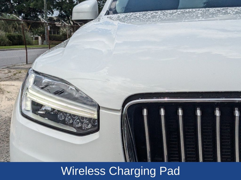 2022 Volvo XC90 T6 Momentum 6-Passenger