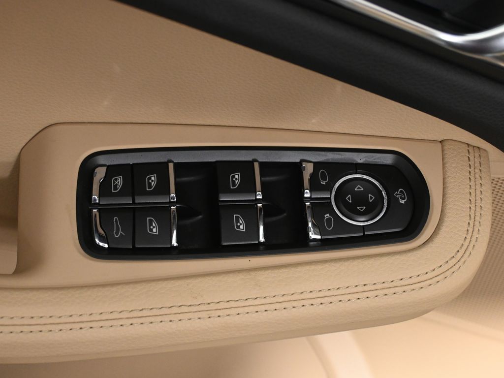 Thumbnail: 2026 Porsche Macan - 31