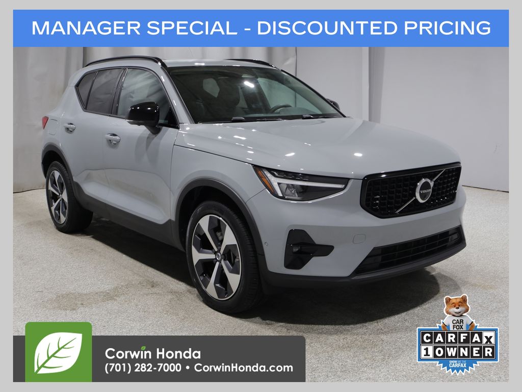 2024 Volvo XC40 B5 Plus Dark Theme AWD