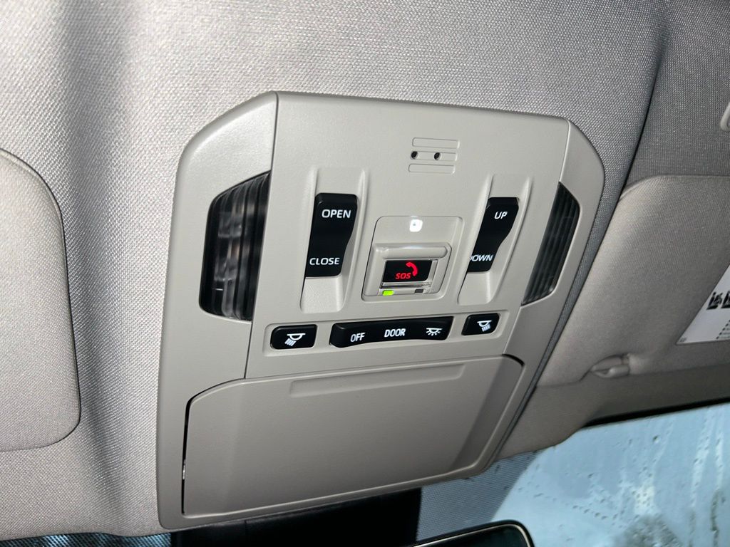 Thumbnail: 2023 Toyota Highlander - 31