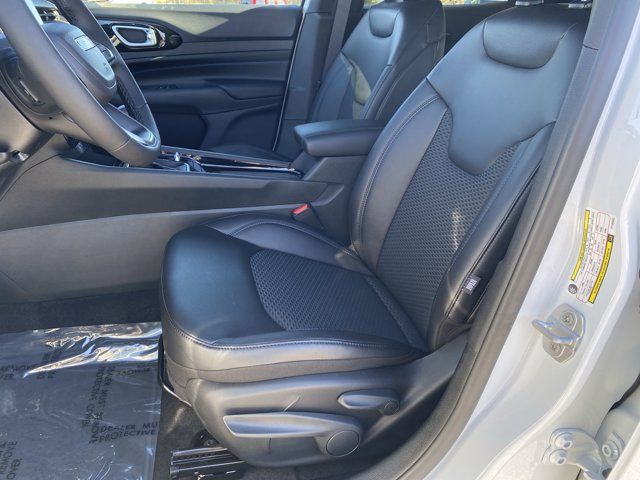 New 2026 White/off-white Jeep Latitude image 9