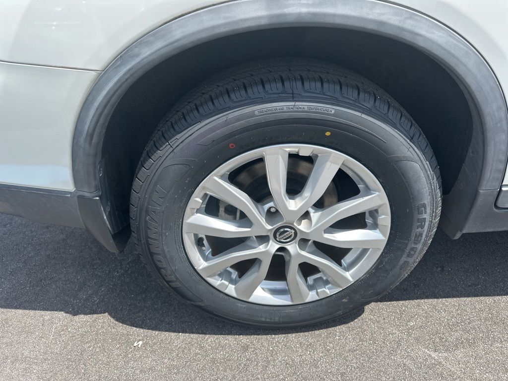 2018 Pearl White Nissan Rogue SV FWD SUV