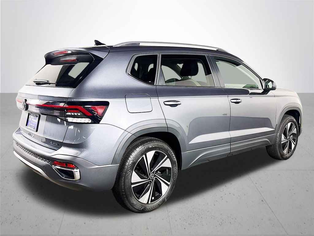 2025 Volkswagen Taos SE photo 3