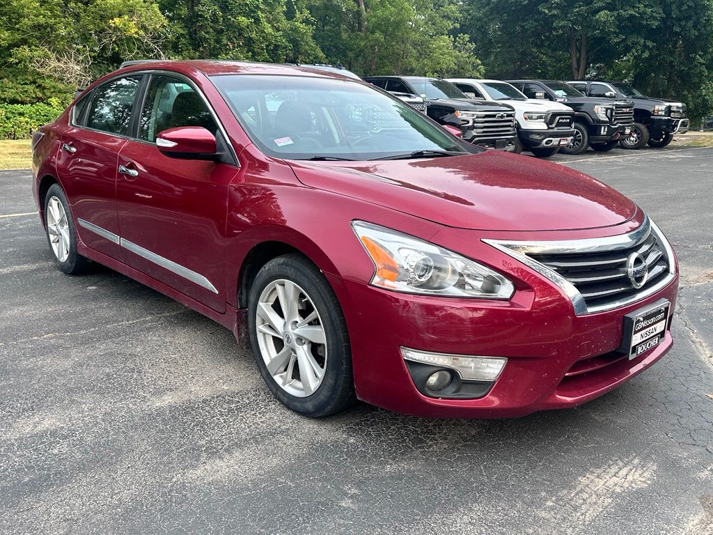 Used 2015 Cayenne Red Nissan 2.5 SL image 2