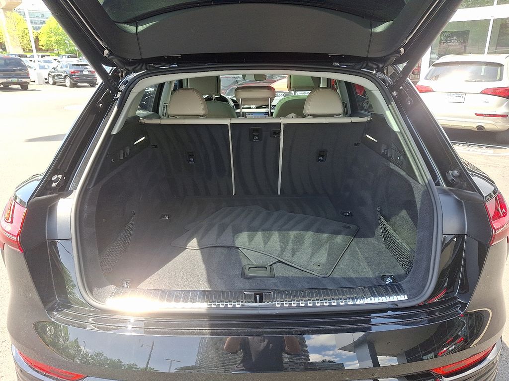 2024 Audi Q8 e-tron Premium Plus 27