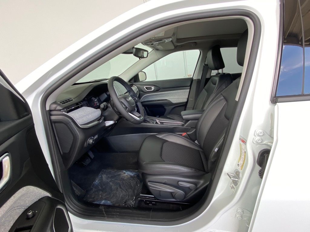 New 2022 Bright White Clearcoat Jeep Latitude image 7