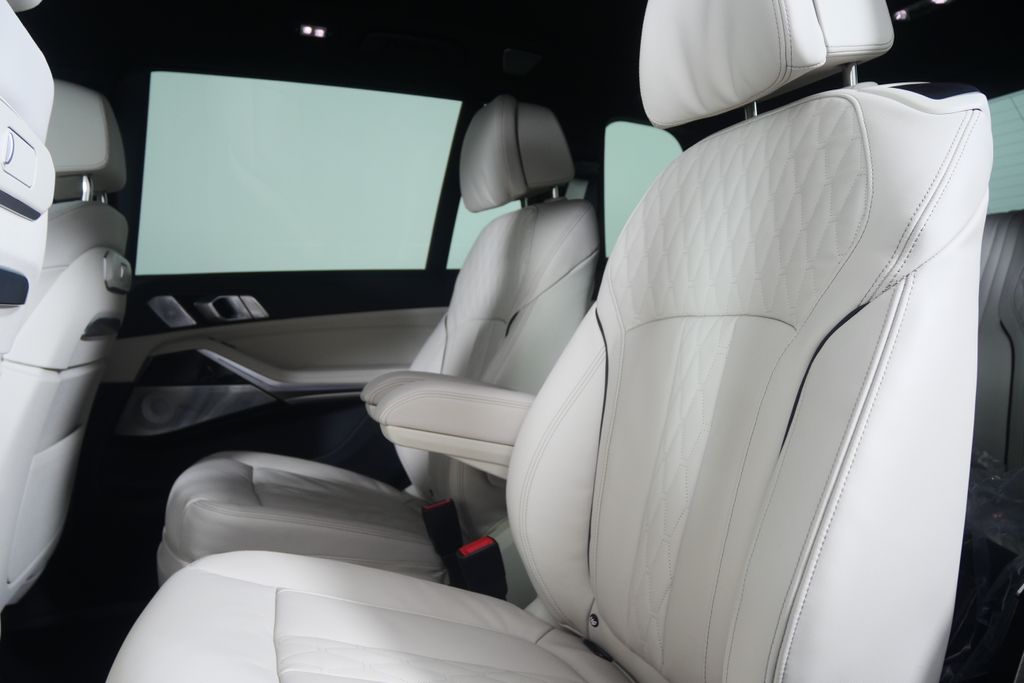 Thumbnail: 2027 BMW X7 - 16
