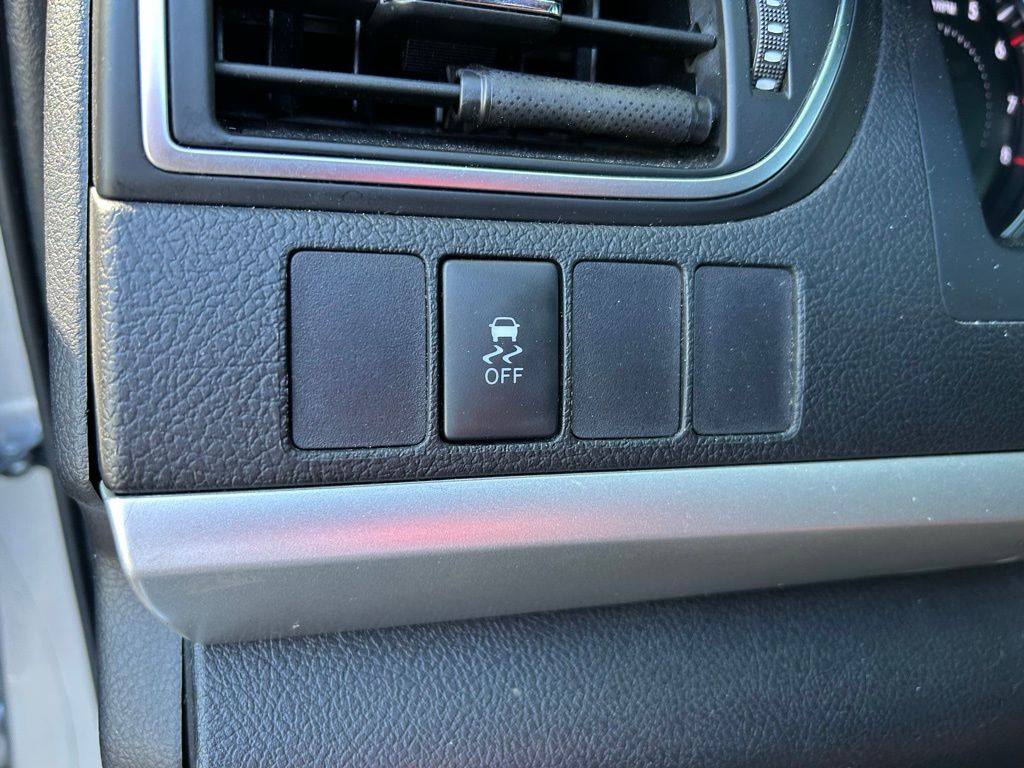 Thumbnail: 2015 Toyota Camry - 18