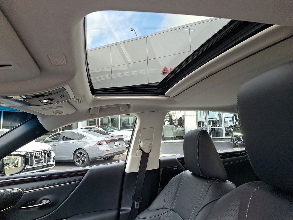 Thumbnail: 2021 Lexus ES - 14