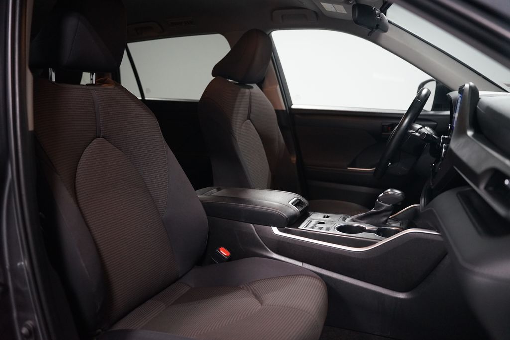 Thumbnail: 2023 Toyota Highlander - 15