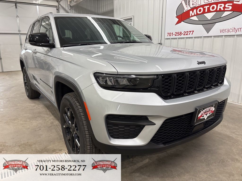  2025 Jeep Grand Cherokee Altitude 4WD   