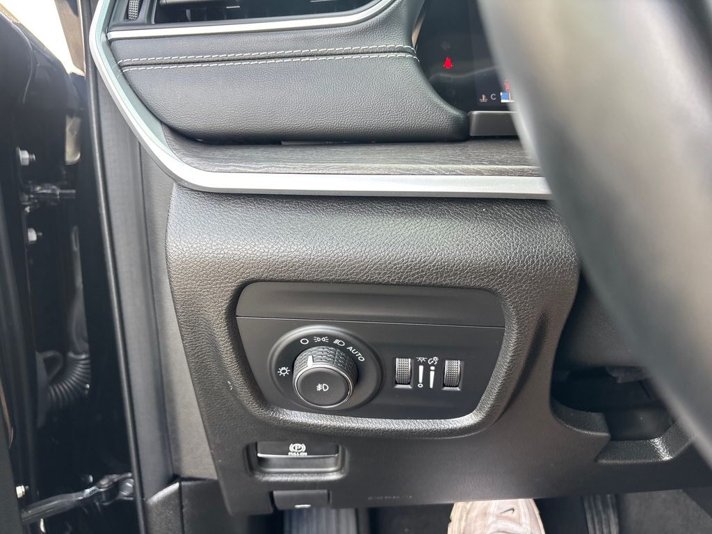 Used Car 2022 Jeep Grand Cherokee  Limited For Sale Under $30,000 In Austin, Texas