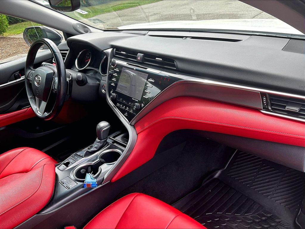 2018 Toyota Camry — photo 14