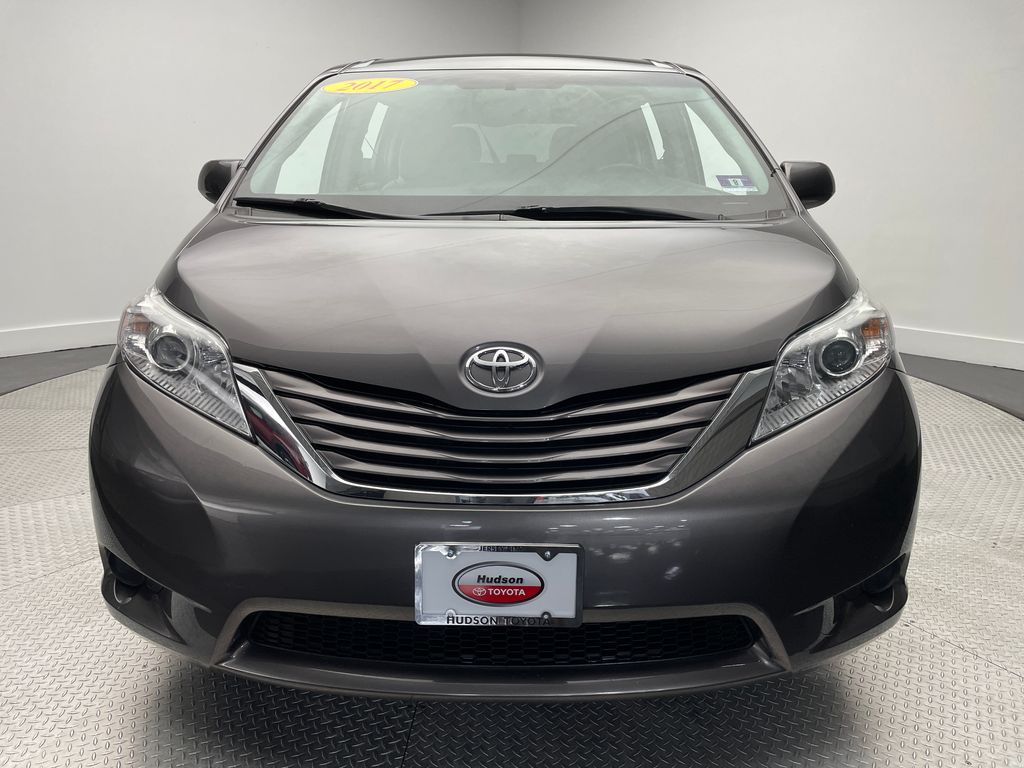Thumbnail: 2017 Toyota Sienna - 2