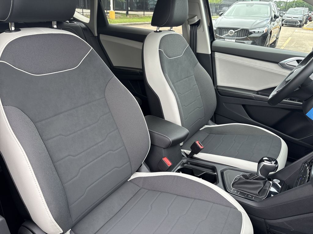 New 2025 Deep Black Volkswagen 1.5T SE image 24