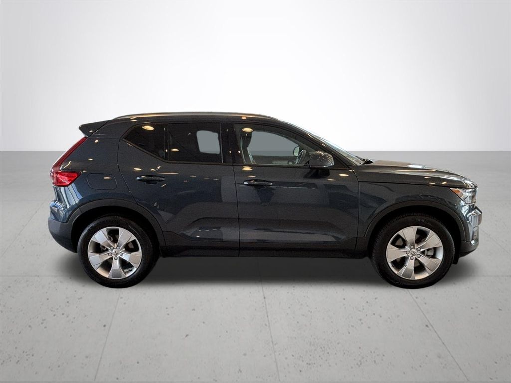 2022 Volvo XC40 Momentum