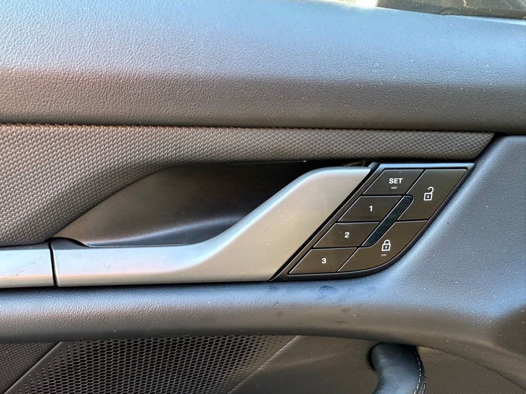 Thumbnail: 2025 Porsche Taycan - 15