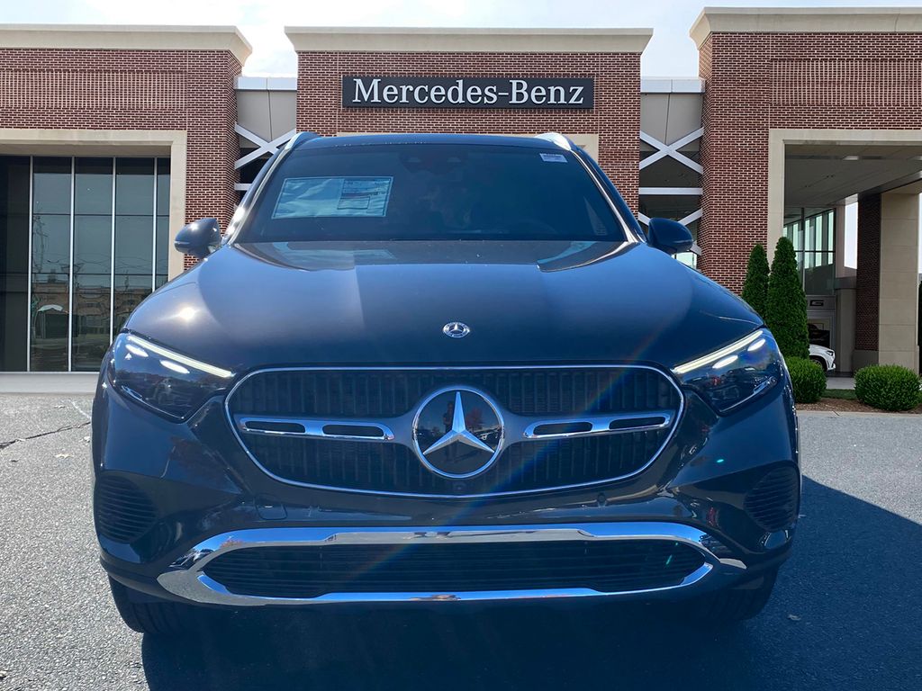 2025 Mercedes-Benz GLC 300 2