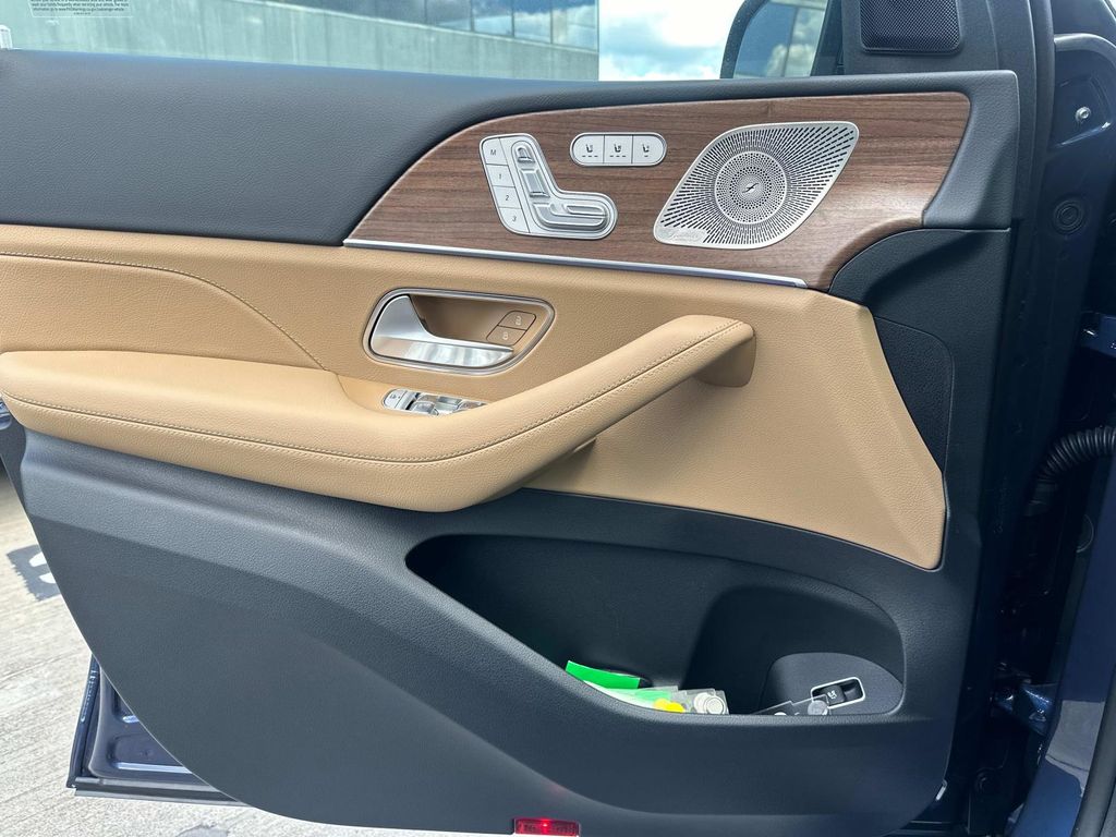 Thumbnail: 2026 Mercedes-Benz GLE - 12