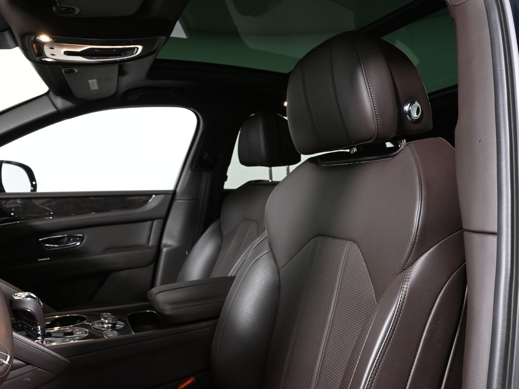 Thumbnail: 2022 Bentley Bentayga - 15