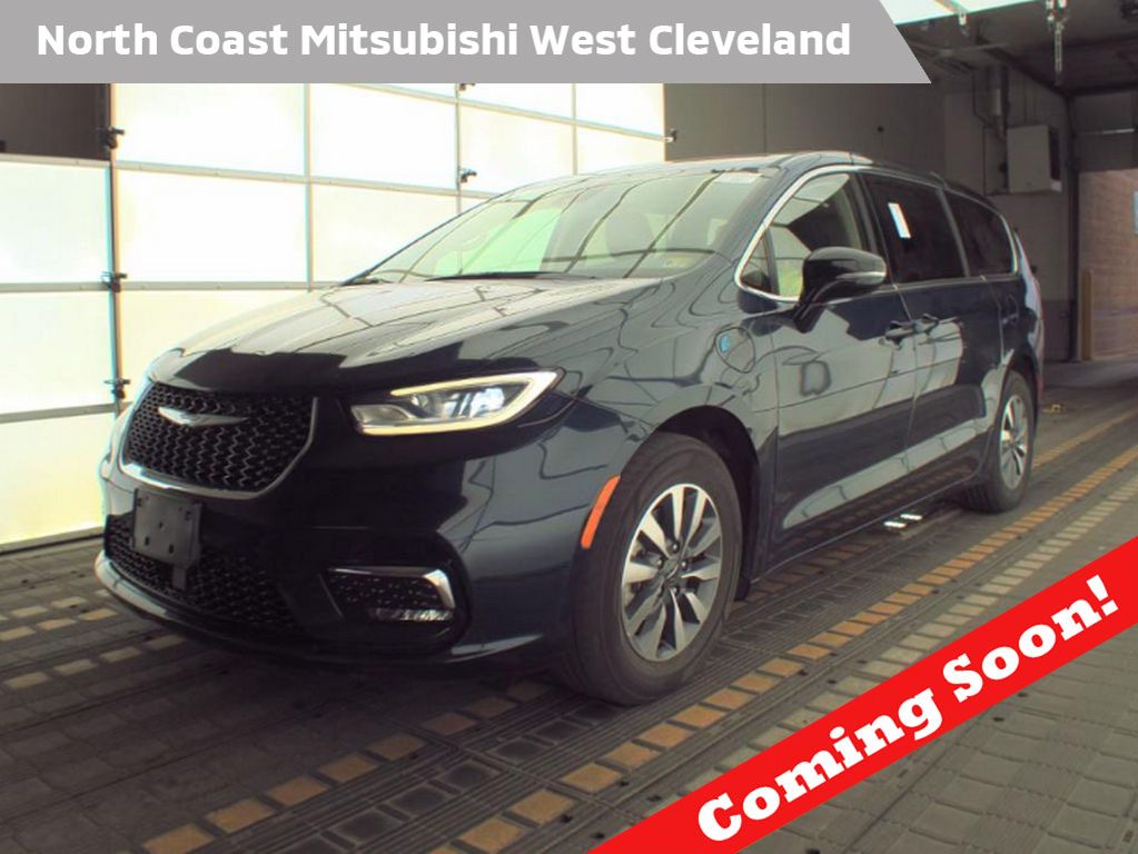2024 Chrysler Pacifica Hybrid's photo