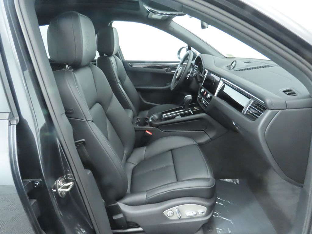 Thumbnail: 2025 Porsche Macan - 23