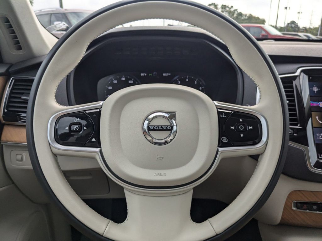 2022 Volvo XC90 T5 Momentum