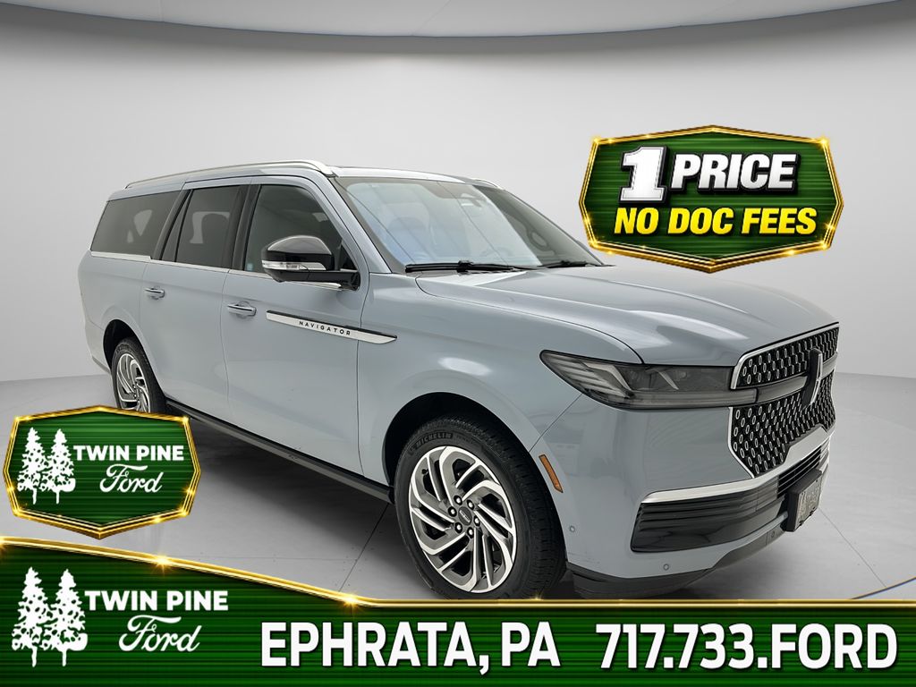 Gray Mist Metallic Tri-Coat 2025 Lincoln Navigator SUV / Crossover Four-Wheel Drive Automatic