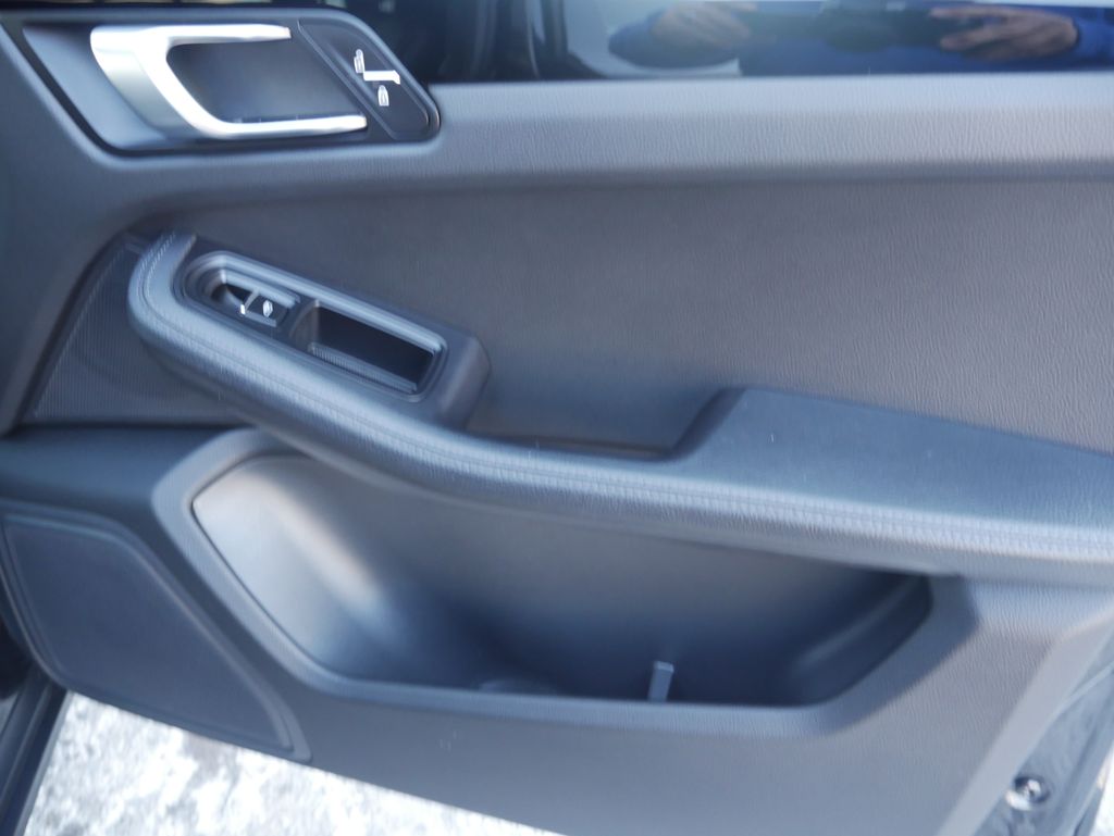 Thumbnail: 2020 Porsche Macan - 26