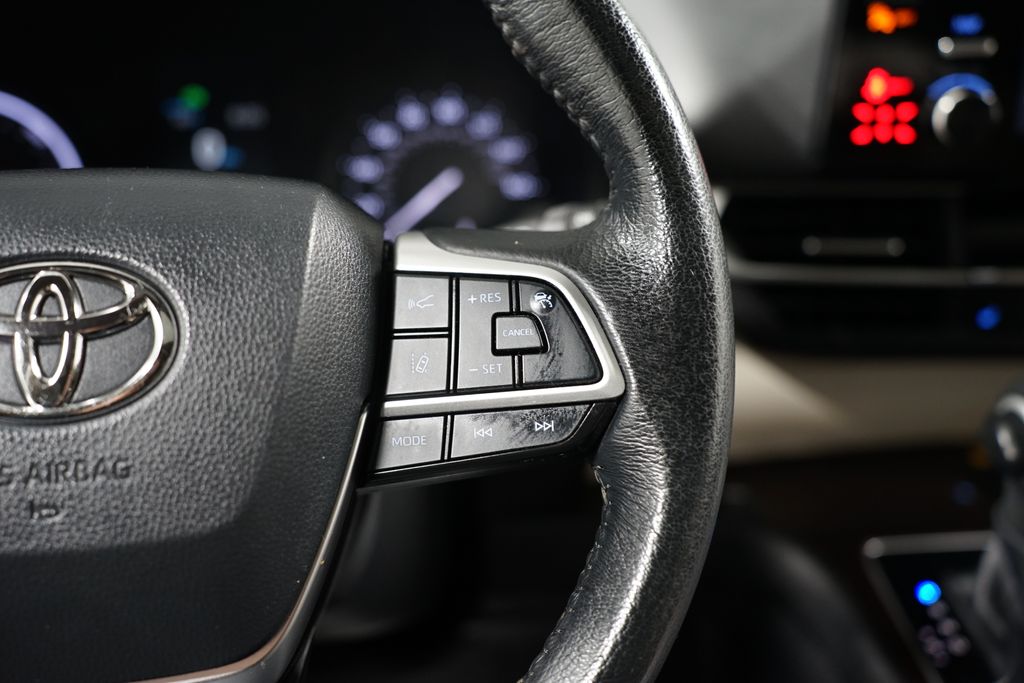 2022 Toyota Sienna XLE 13