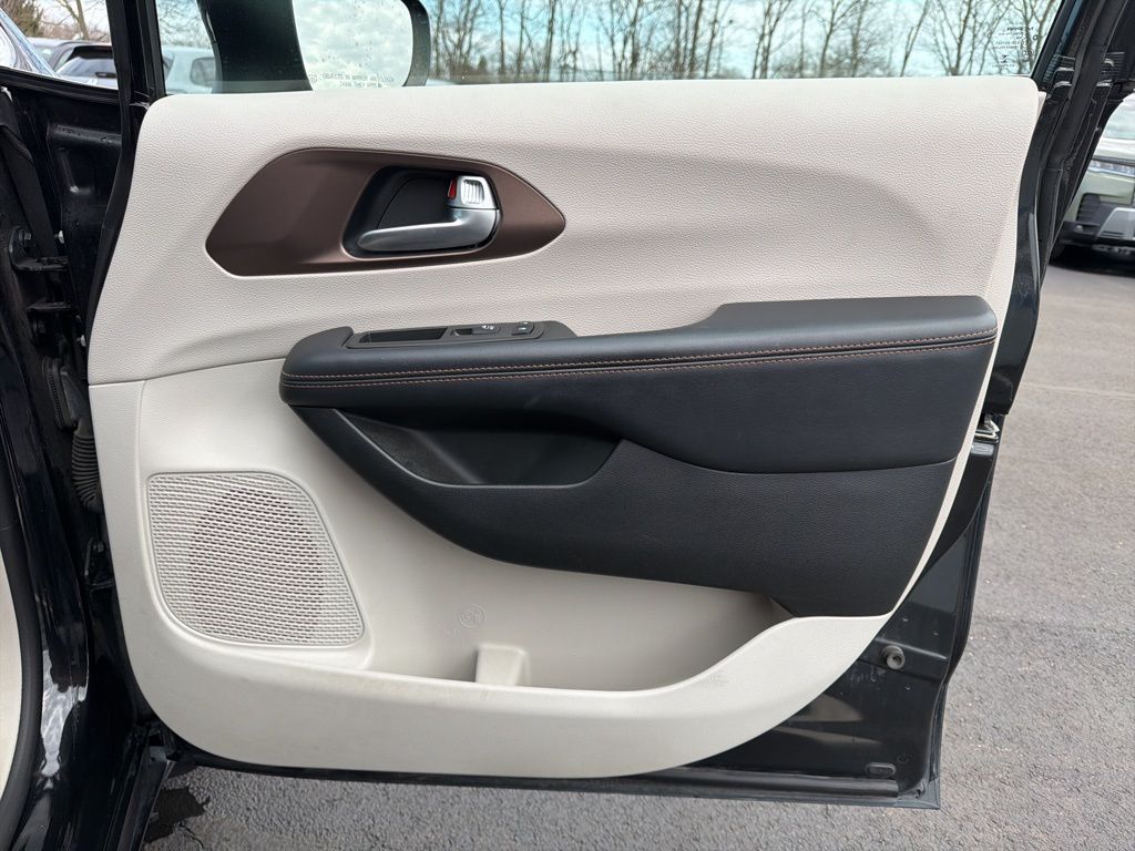 Thumbnail: 2017 Chrysler Pacifica - 27