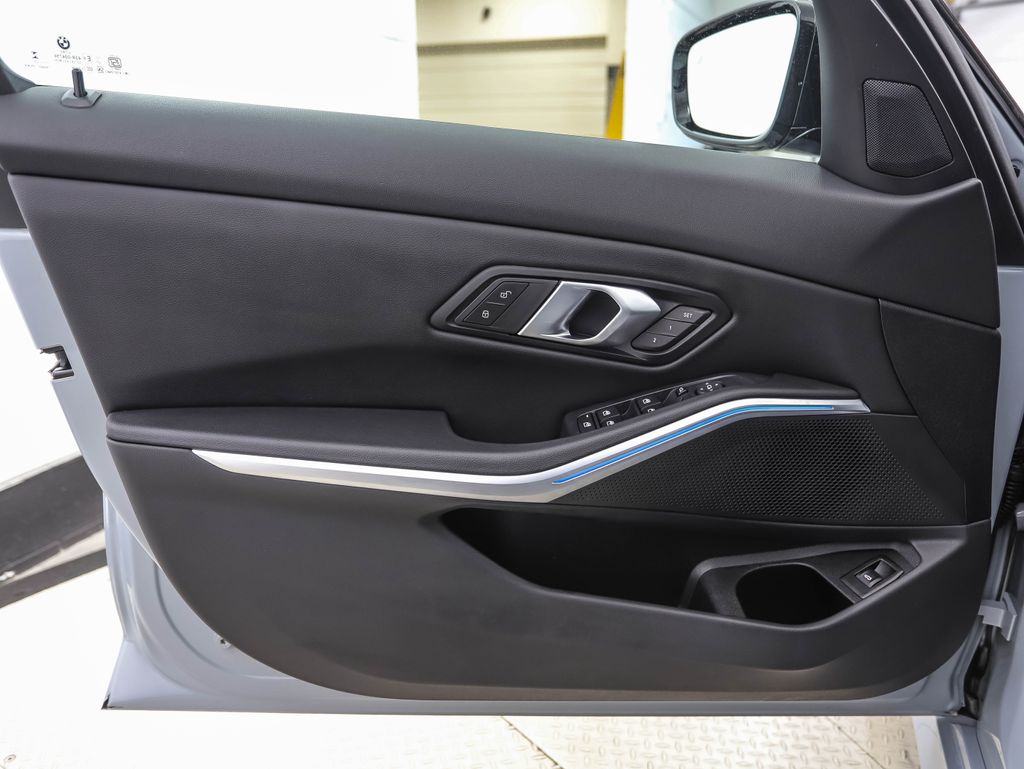 Thumbnail: 2025 BMW 3 Series - 9