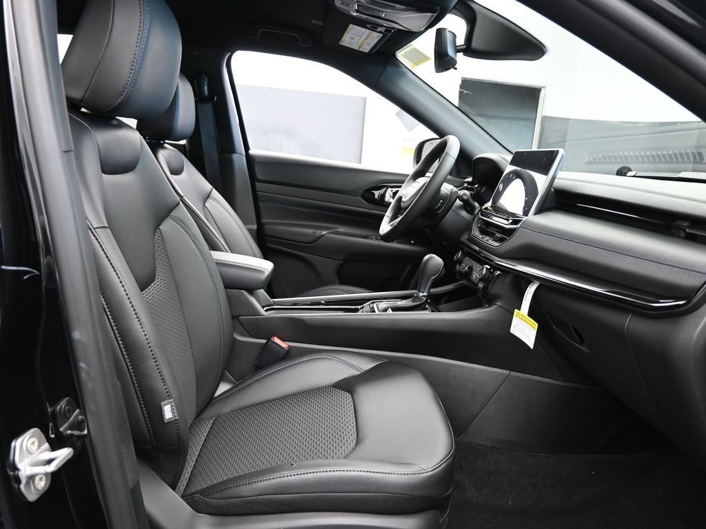 New 2026 diamond black crystal pearlcoat Jeep Latitude image 38