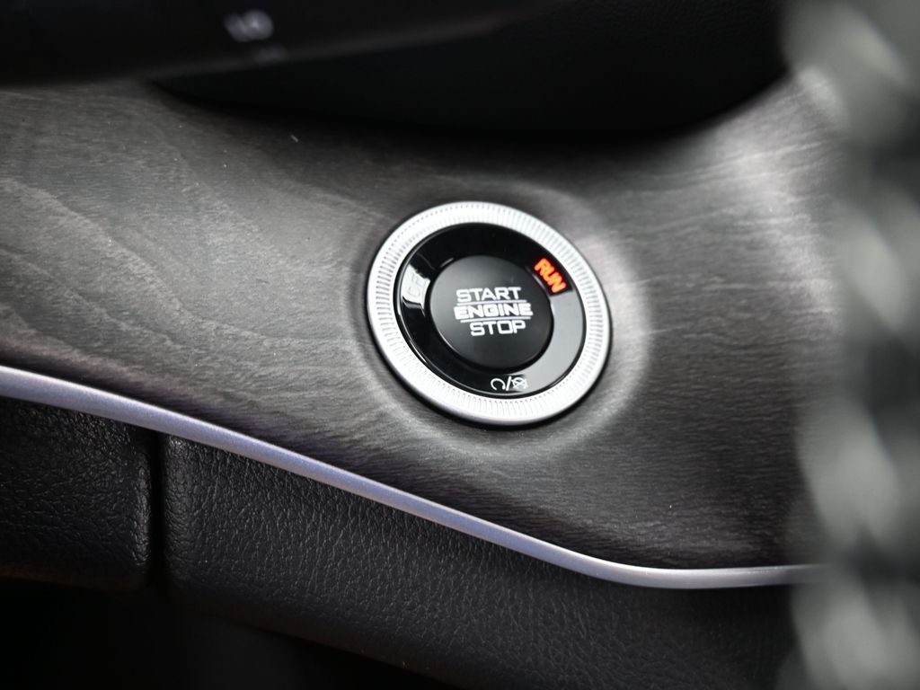 Used 2025 Diamond Black Crystal Pearlcoat Jeep Limited image 22