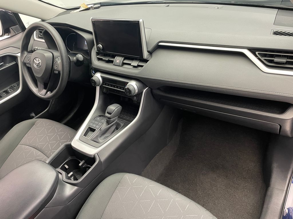 2024 Toyota RAV4 XLE 16