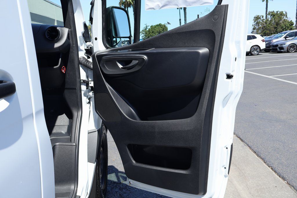 Thumbnail: 2025 Mercedes-Benz Sprinter - 7