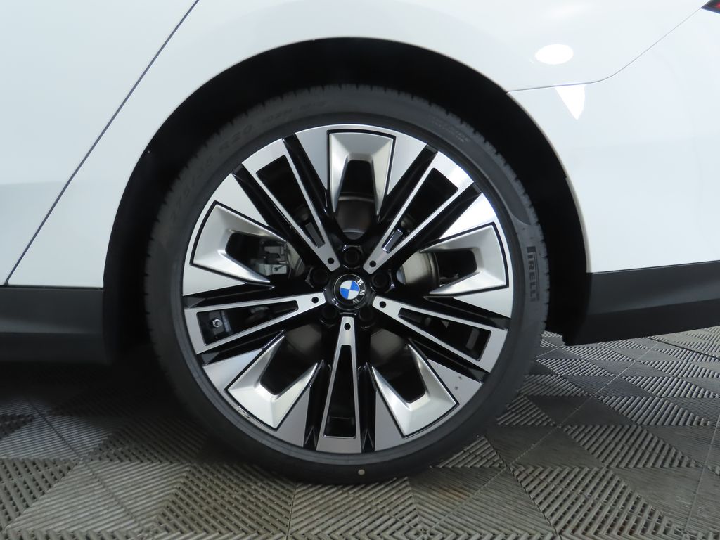 Thumbnail: 2025 BMW 5 Series - 32