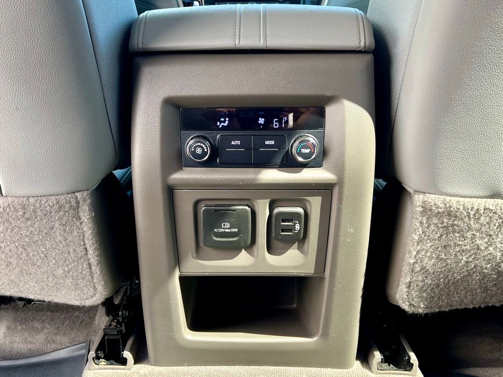 2021 Chevrolet Traverse LT Leather photo
